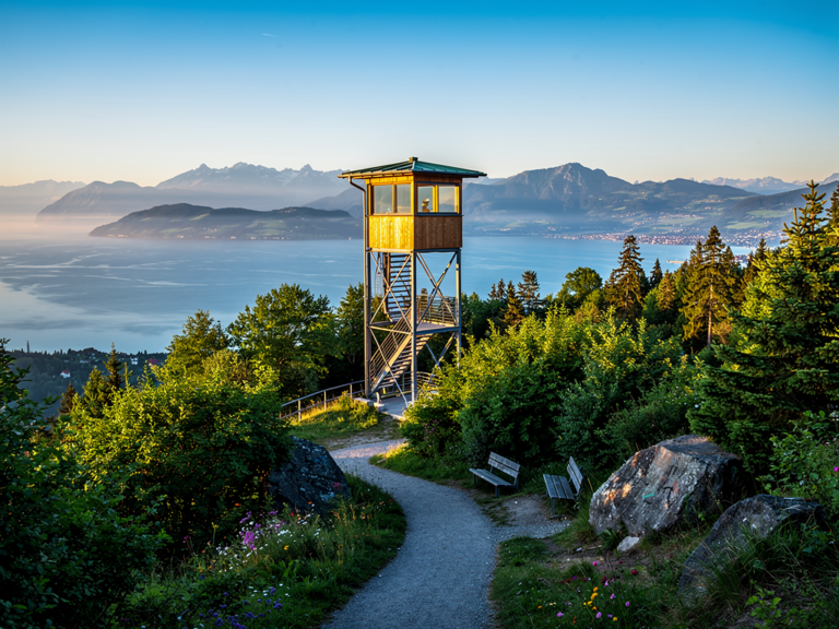 Aussichtsturm Haldenhof Sipplingen mit Panoramablick auf Bodensee und Naturidylle