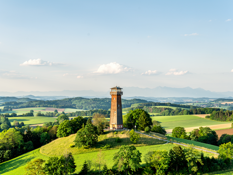 Aussichtsturm Hohenbodman mit Fernblick auf Bodensee und Alpen in Linzgau