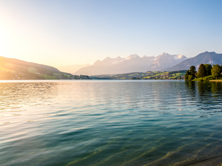Bodensee mit Radwegen und Seeufer bei sonniger optimaler Reisezeit