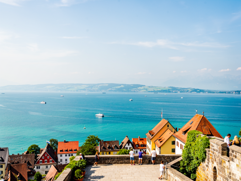 Blick von Burg Meersburg auf den Bodensee und umliegende Weinberge an sonnigem Tag