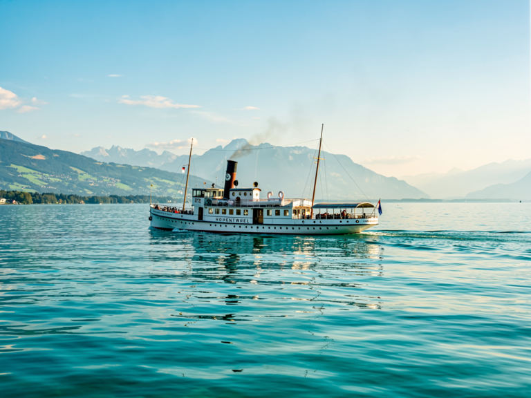 Dampfschiff Hohentwiel fährt nostalgisch über den ruhigen Bodensee im Sommer
