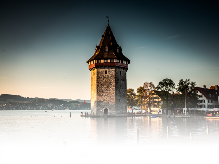 Diebsturm Lindau runder mittelalterlicher Turm mit Ecktürmchen in Altstadt