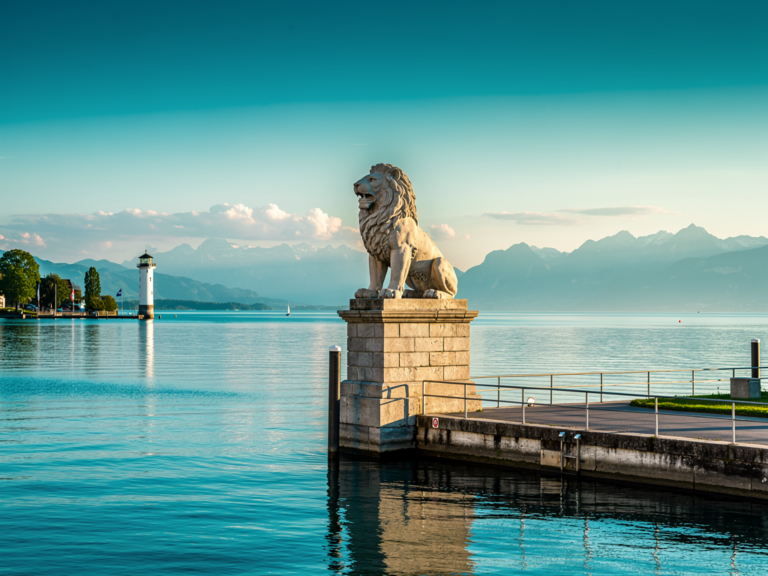 Hafeneinfahrt Lindau mit Bayerischem Löwen und historischem Leuchtturm am Bodensee