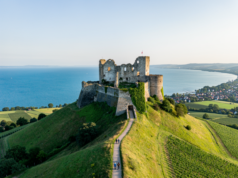 Hohentwiel Ruine Ausflug entdecken und mittelalterliche Geschichte erleben Hohentwiel Ruine Ausflug mit mittelalterlichen Mauern und Panoramablick über Bodensee und Alpen