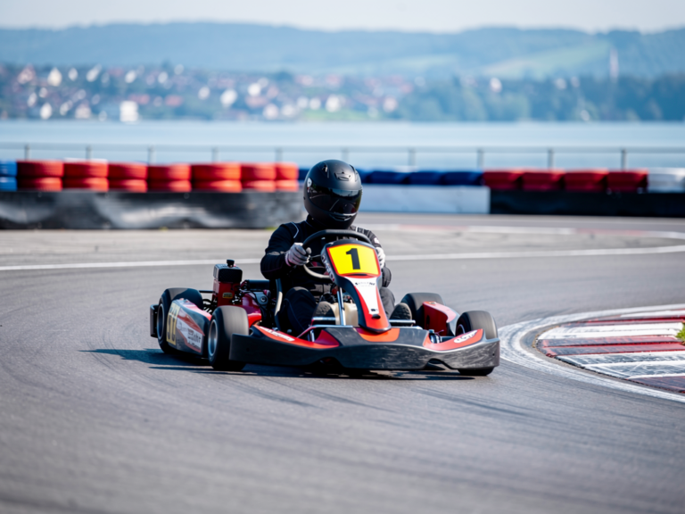 Go-Kart-Fahrer schnell auf der Rennstrecke der Kartbahn Konstanz am Bodensee