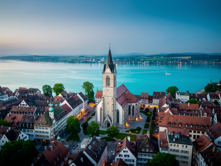 Blick auf das historische Konstanzer Münster und den Münsterplatz in Konstanz