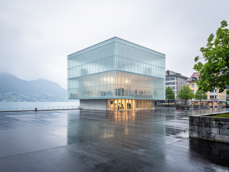 Kunsthaus Bregenz Besuch als perfekter Tagesausflug an Regentagen in Bregenz Moderne Fassade vom Kunsthaus Bregenz bei bewölktem Himmel und Regen