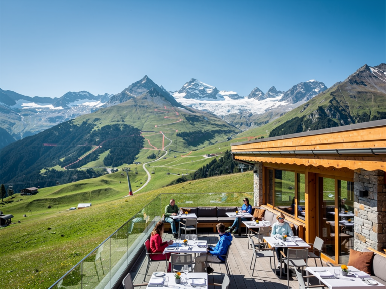 Bergpanorama und stilvolles Ambiente bei einem Lech Zürs Ausflug im Arlberg