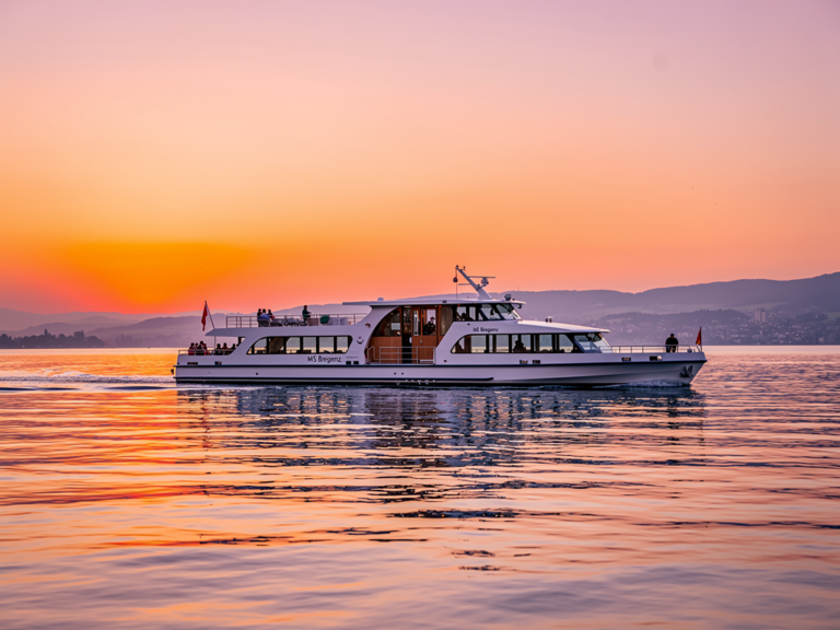 Sonnenuntergang auf dem Bodensee von der MS Bregenz Abendfahrt aus genießen