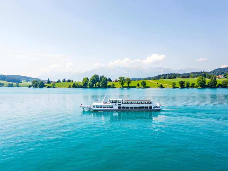 MS Uhldingen auf dem Überlinger See mit Blick auf Natur und historische Pfahlbauten