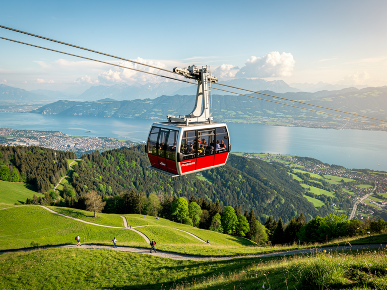 Panoramablick vom Pfänder Bregenz mit Pfänderbahn und Bodensee im Hintergrund