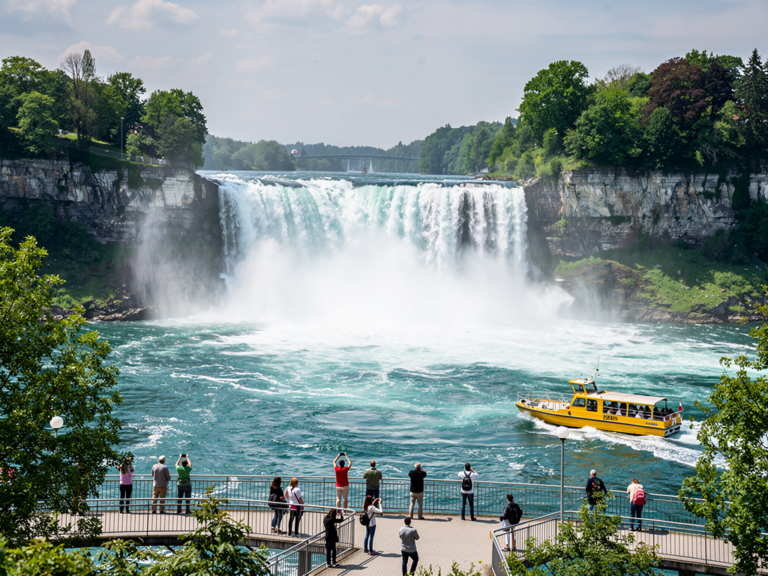 Spektakulärer Rheinfall Neuhausen mit tosenden Wassermassen und Freizeitaktivitäten am Ufer
