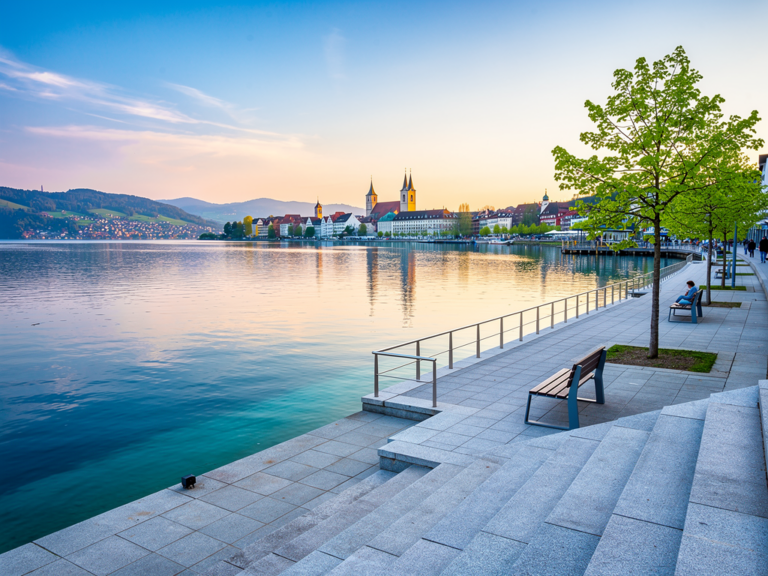 Spazierwege am ruhigen Rheinufer in Konstanz mit Blick auf Rhein und Stadt