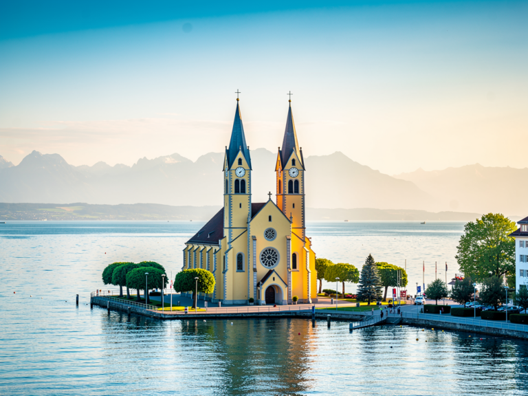 Barocke Schlosskirche Friedrichshafen mit Blick auf den Bodensee und Uferlandschaft
