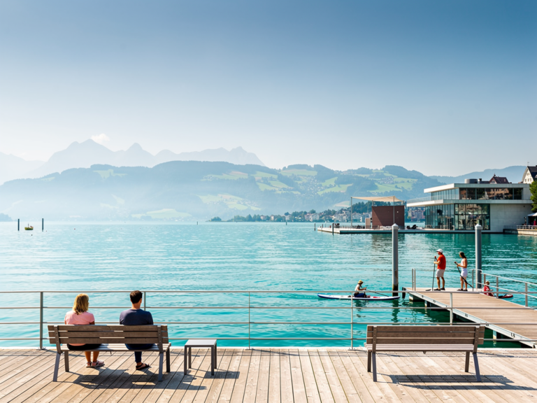 Entspanntes Flair und erfrischende Aktivitäten im Seebad Bregenz erleben Entspannte Atmosphäre und Wasserspaß im Seebad Bregenz am Bodensee