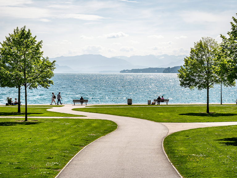 Blick auf die Uferpromenade und Spielplatz im Seeburgpark Kreuzlingen am Bodensee
