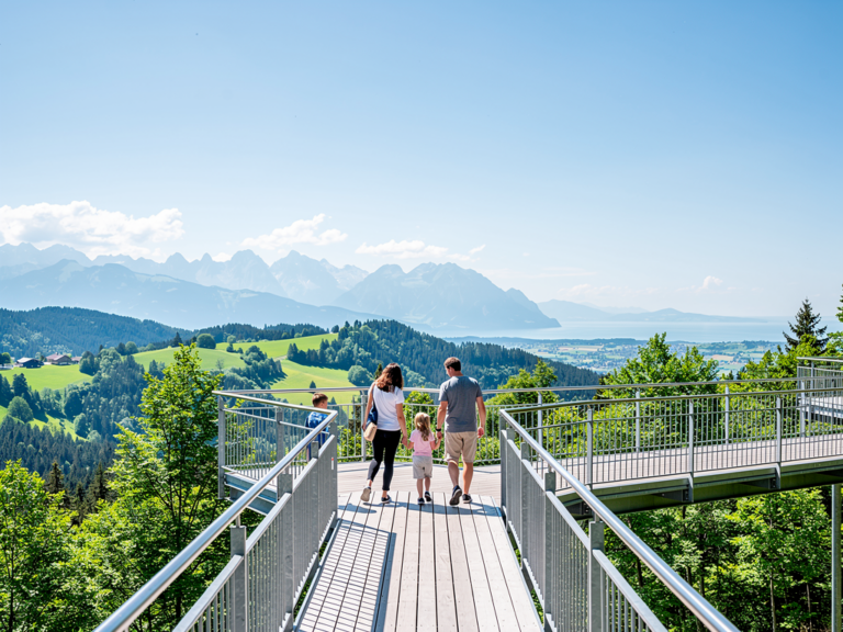 Ein unvergesslicher Tagesausflug im Skywalk Allgäu für die ganze Familie Familie wandert auf dem Baumwipfelpfad des Skywalk Allgäu mit Alpenpanorama