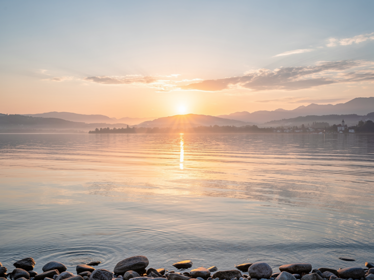 Sonnenuntergang Bodensee im frühen Sommer mit warmen Farbspielen über dem See