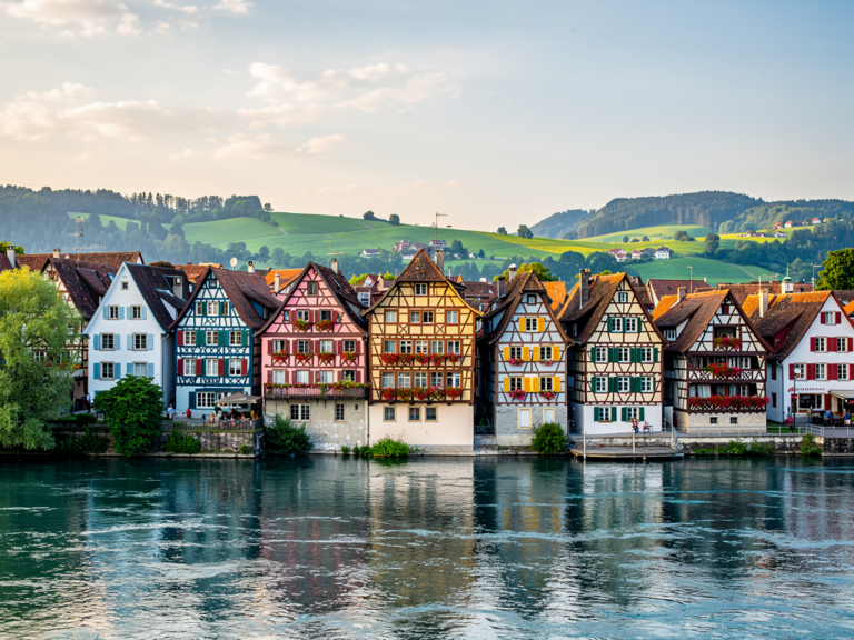 Blick auf die bunte Altstadt von Stein am Rhein mit Rhein und Fachwerkhäusern