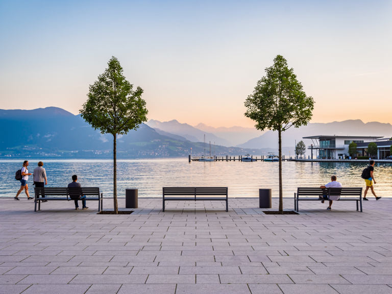 Entspannt flanieren und genießen an der Uferpromenade Friedrichshafen Spaziergänger genießen die ruhige Uferpromenade Friedrichshafen am Bodenseeufer