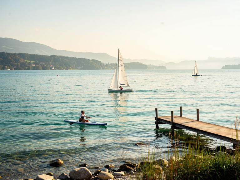Segelboot auf dem Bodensee bei sonnigem Wetter während der Wassersportsaison