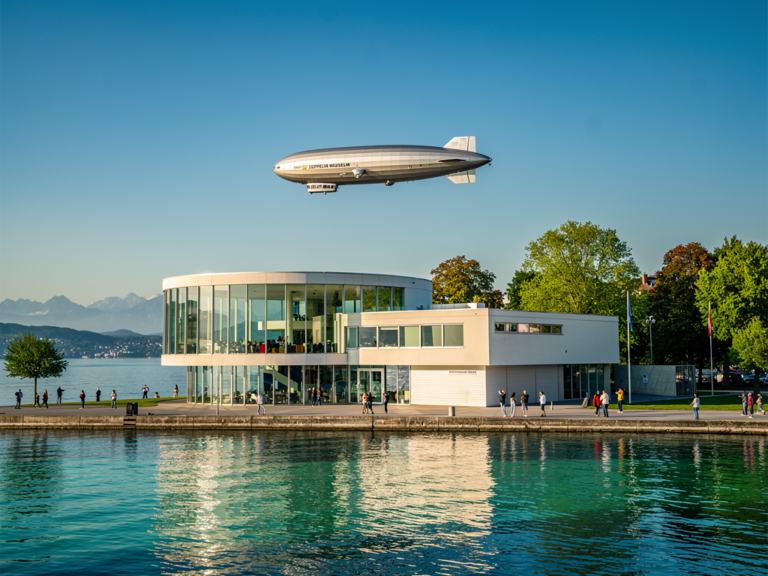 Innenansicht des Zeppelin Museums Friedrichshafen mit Originalexponaten und Luftschiffmodell