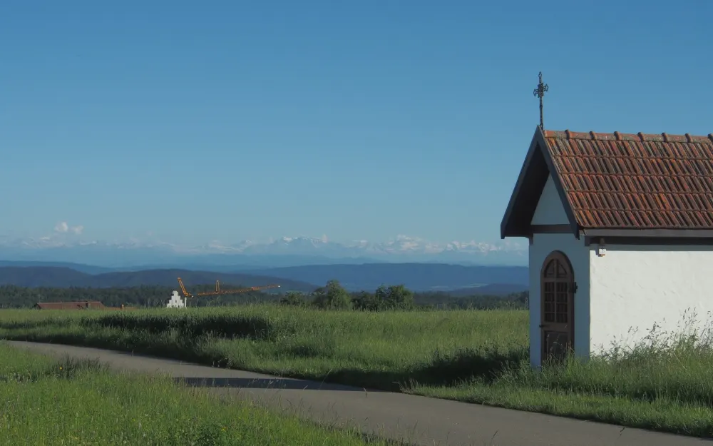Kapelle mit Alpensicht Suedwind
