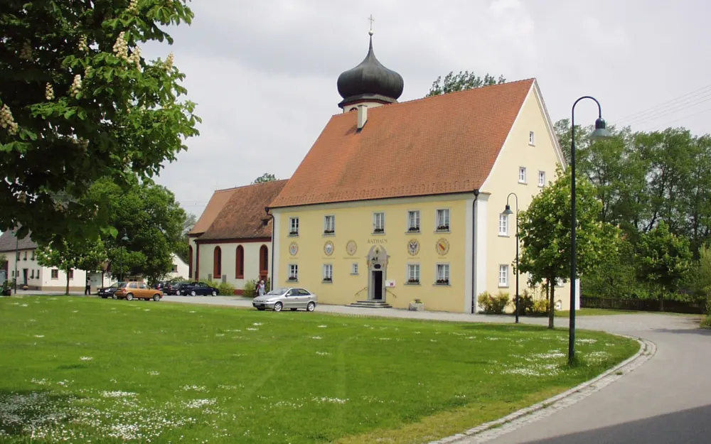 Rathaus Aach-Linz mit St. Martinskirche im Hintergrund