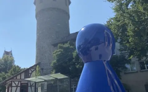 Blauer Spielkegel Fotopunkt Standort grüner Turm