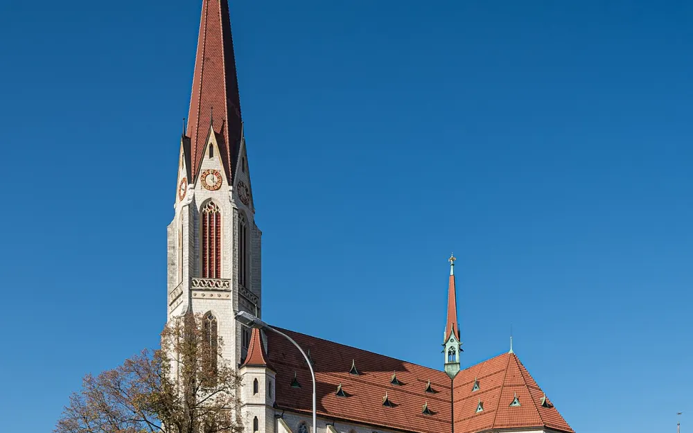 Katholische Kirche St. Otmar mit Pfarrhaus