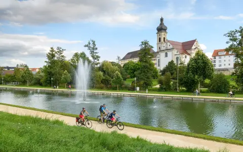 Radfahrer an der Donau in Ehingen