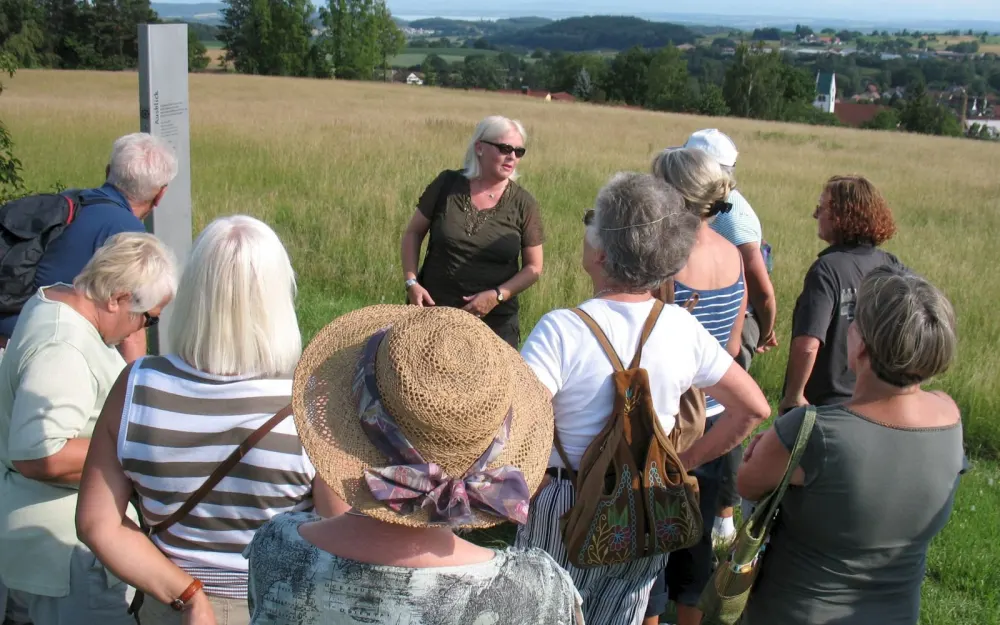 Wandergruppe vor Gedichtstele