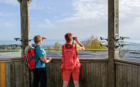 Wanderer im Aussichtspavillon am Höchsten