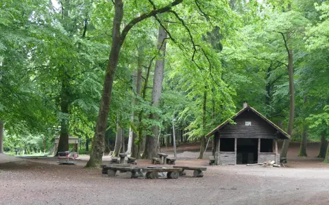 Grillstelle und Spielplatz