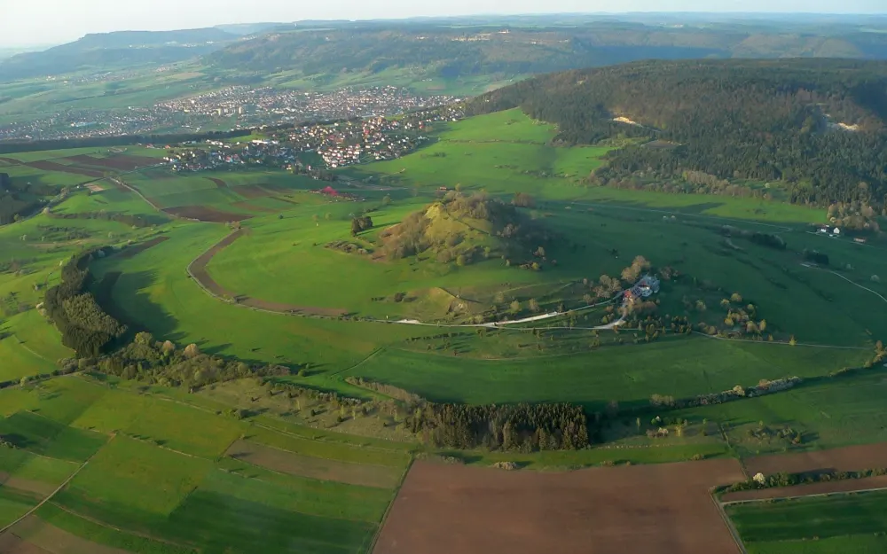 Hohenkarpfen (Zeugenberg und Naturschutzgebiet)