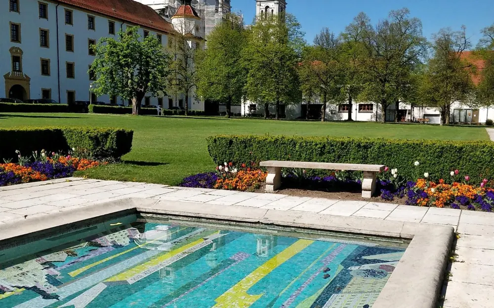 Mosaikwasserbecken im oberen Hofgarten