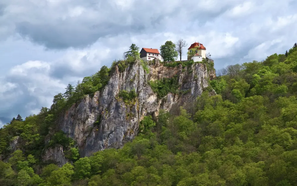 Baden Wuerttemberg Naturpark Obere Donau Schloss Bronnen 1200px