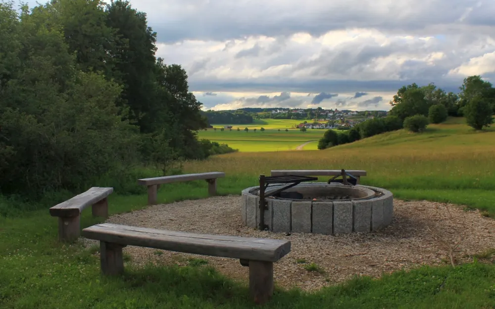 Rundweg Donautal Schwenningen Grillstelle mit Blick auf Schwenningen