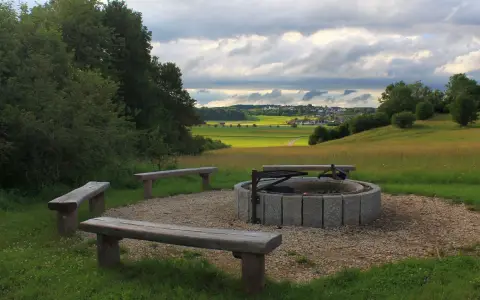 Rundweg Donautal Schwenningen Grillstelle mit Blick auf Schwenningen