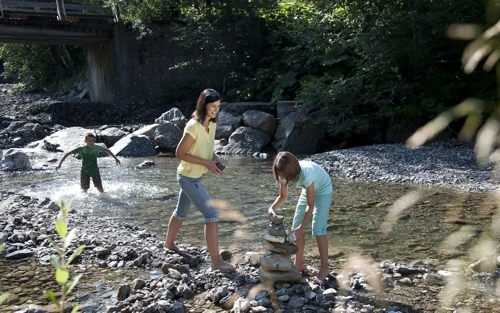 Wasserspiele an der Ach in Fischen