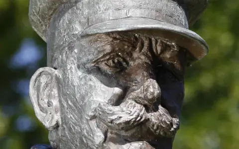 Graf-Zeppelin-Statue