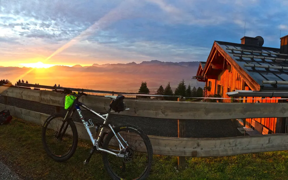 Sonnenaufgang an der Weltcup-Hütte