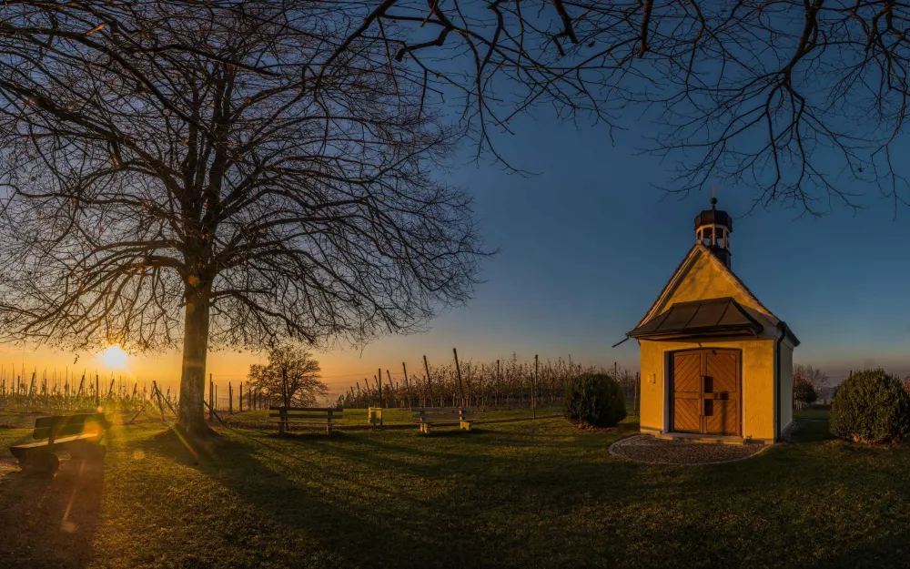 Tettnanger Hopfenpfad. Brünnensweiler Höhe mit der Kapelle Maria Königin des Friedens