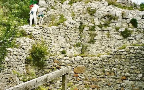 Radegg, mittelalterliche Burgruine mit Vorwerk