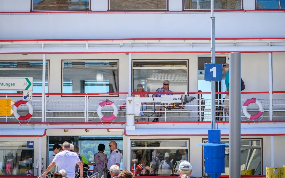 Radfahrer am Schiff der BSB