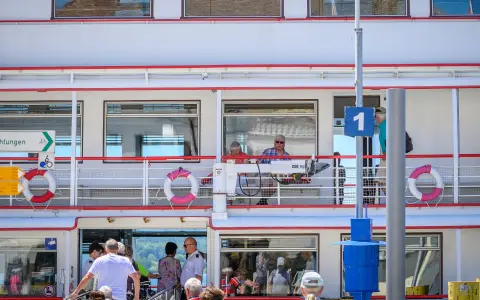 Radfahrer am Schiff der BSB