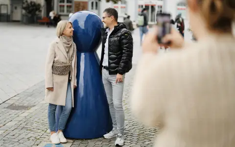 Blauer Spielkegel Fotopunkt Standort Lederhaus