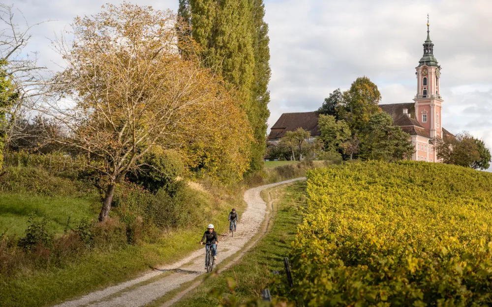 Radfahrer an der Klosterkirche Birnau