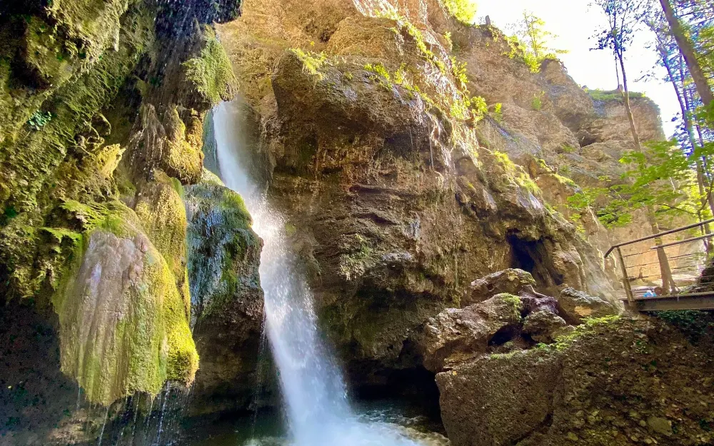 Kühle und frische Luft an den Hinanger Wasserfällen