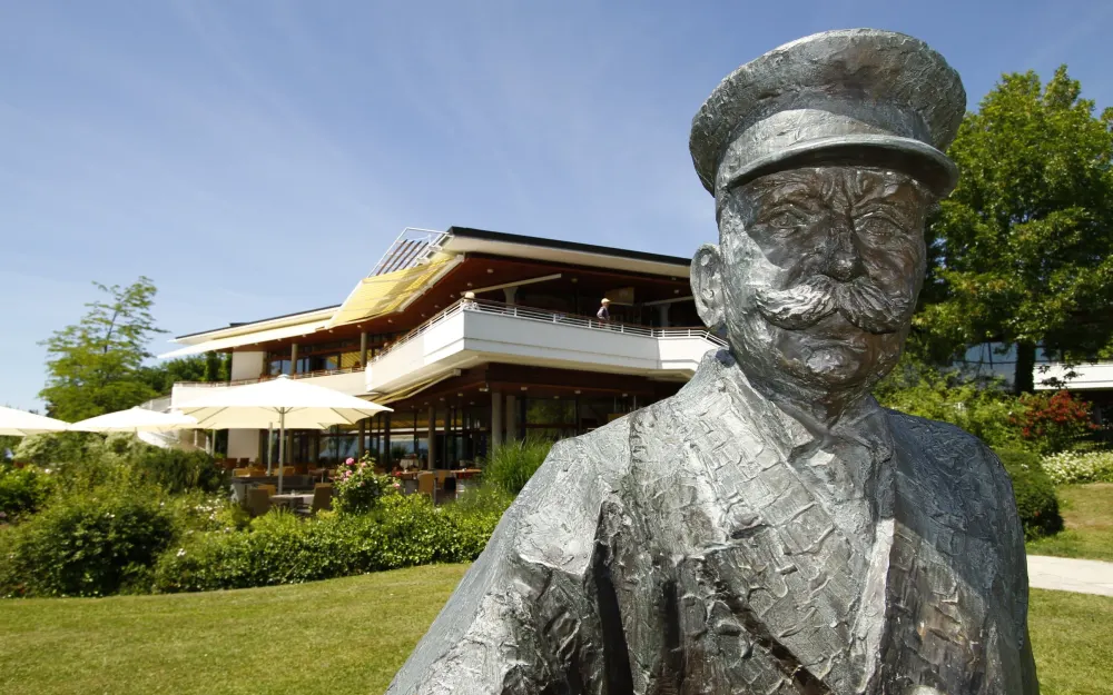 Graf-Zeppelin-Statue vor dem Graf-Zeppelin-Haus